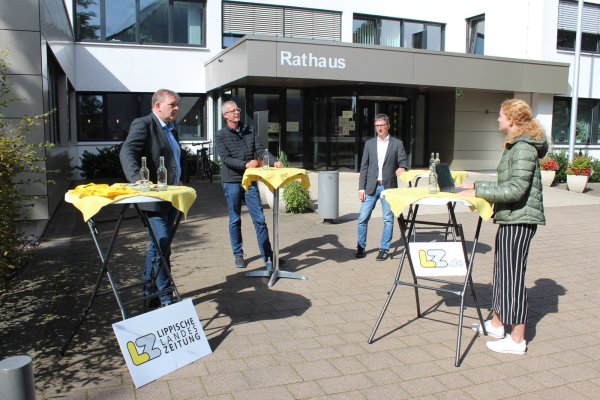 Liefern sich hitzige Diskussionen: Ulrich Meyer zu Evenhausen (FDP), Axel Meckelmann (CDU) und Martin Hoffmann (SPD) möchten Bürgermeister von Leopoldshöhe werden. Die Runde moderiert hat LZ-Redakteurin Kirsten Fuhrmann. - © Karolina Schmidt