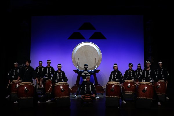 Das gab es im Kurtheater noch nicht: die Trommelgruppe Kokubu aus Japan. - © think tank ART