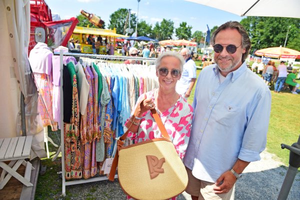Silke und Jörg-Oliver Hohnen von "classictrends" sorgen auf dem Markt für den richtigen Style. - © Nicole Ellerbrake