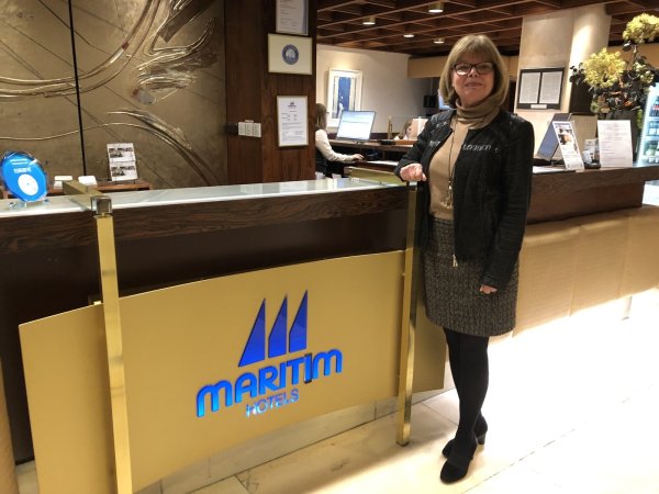 Karola Nagel steht an der Rezeption des Maritim-Hotels an der Parkstraße. Hier hat die Leiterin des Hauses selbst viele Jahre lang mit Freude gearbeitet. - © Thomas Reineke