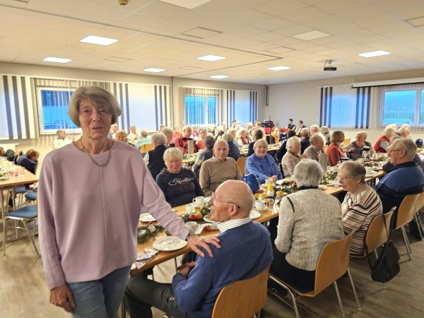 Monika Hölscher und ihr Team hatten eine stimmungsvolle Weihnachtsfeier ausgerichtet. Die Nachmittage der AWO Müssen-Billinghausen im TuS-culum sind immer sehr gut besucht. - © Astrid Sewing
