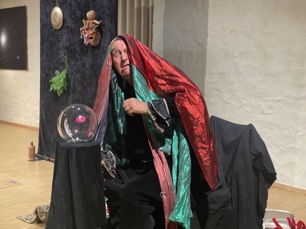 Shakespeare mal anders: Schauspieler Bernd Lafrenz führt den Shakespeare-Klassiker “Macbeth” als Comedy-Stück für Schüler auf. Dabei spielt er alle Rollen selbst. - © Weserrenaissance-Museum Schloss Brake.