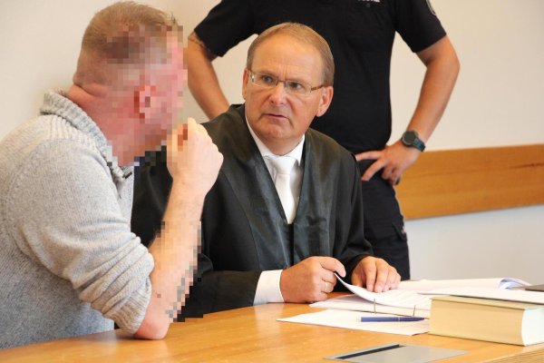 Verteidiger Axel Isermann aus Enger bespricht sich mit seinem Mandanten (44) aus Bad salzuflen. Der Angeklagte muss sich wegen versuchten Mordes durch Unterlassen verantworten. - © Janet König
