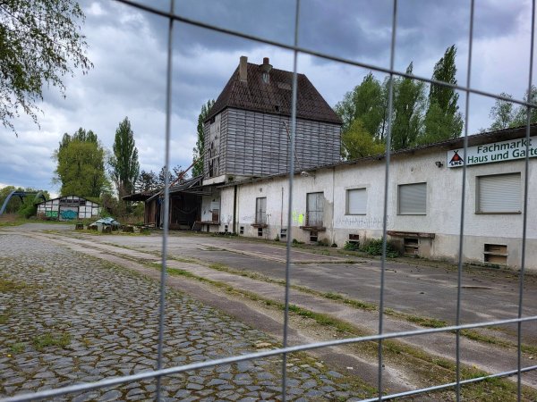 Blick auf die Brandruine in der Ladestraße. Hier hat sich seit dem Großfeuer augenscheinlich kaum etwas verändert. Offen liegen verbrannte Abfälle auf dem Gelände herum (im Hintergrund). - © Freya Köhring