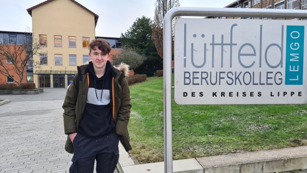 Lukas Höhrmann aus Lemgo geht aufs Lüttfeld Berufskolleg und hat ein Stipendium erhalten. - © Nadine Uphoff