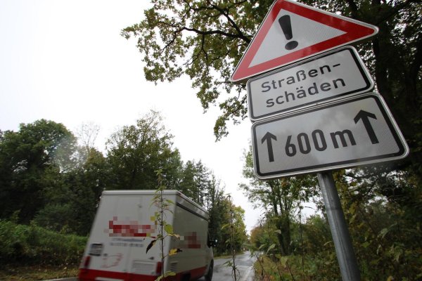 Die Landesstraße 962 führt von Bögerhof über Kükenbruch und Laßbruch über den Stollenberg nach Asendorf und ist in sehr schlechtem Zustand, wie die Unabhängige Wählergemeinschaft Extertal bemängelt. - © Jens Rademacher