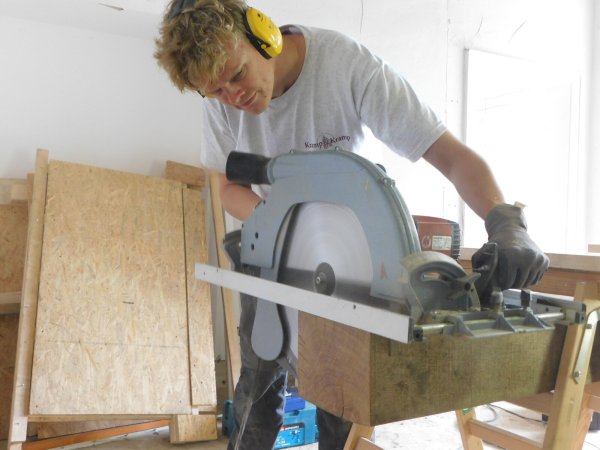 Simon Pötsch hat sich für eine Ausbildung bei Kramp und Kramp entschieden, weil ihn die Arbeit an historischen Gebäuden, auf die das Unternehmen spezialisiert ist, interessiert.
Foto: Kramp und Kramp - © Kramp und Kramp