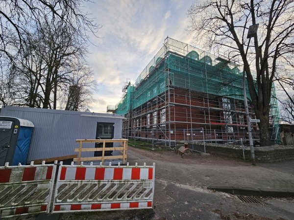 Eingerüstet ist die Schule am Sedanplatz schon länger, innen wird im Obergeschoss entkernt. Die Gauben sollen durch große Fenster ersetzt werden. - © Astrid Sewing