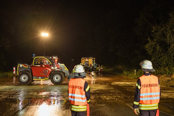 Mit viel Wasser, Muskelkraft und einem Multilader wurde die Straße wieder vom Schlamm befreit. - © FREITAG-TV