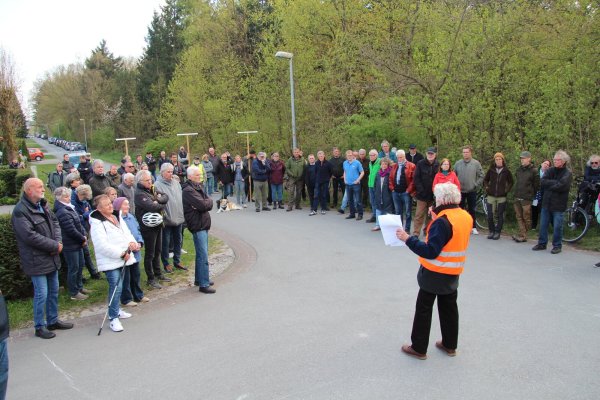 Mehr als 80 Bürger demonstrieren in Augustdorf gegen den geplanten Zaunbau rund um den Panzerübungsplatz Stapel und den Schapeler Hof. - © Nadine Uphoff
