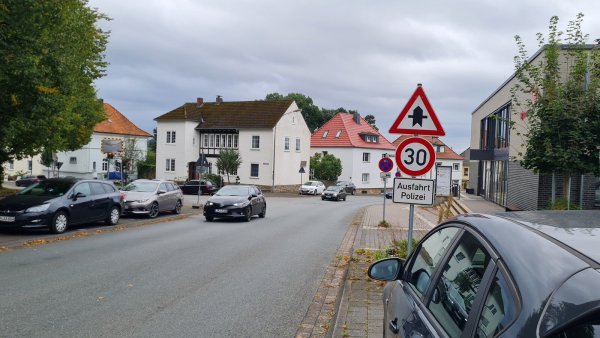 Im Kreuzungsbereich vor dem Dienstleistungszentrum des Kreises Lippe und der Einmündung zur Hausmannstraße soll die viel befahrene Bahnhofstraße einen Kreisel erhalten, dessen Mittelteil allerdings nur leicht erhöht und überfahrbar sein soll. - © Marianne Schwarzer