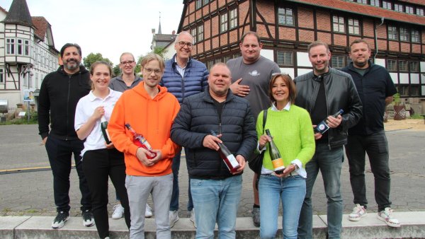 Hakan Kevin Bek ("Cosmo Lounge"), Denise Spintzyk (Bäckerei Biere), Nicole Busch ("Kohlpott"), Tim Glade ("Ape ritivo"), Christian Schmidt (Werbegemeinschaft), Michael Knuth ("Outback"), Daniel Kohring ("Kohlpott"), Gabi Ackermann ("Detmolder Fass"), Thomas Dickenbrok (Stadt Detmold) und Juri Helm ("Outback", von links) machen Werbung für das Winzerfest. - © Jana Beckmann