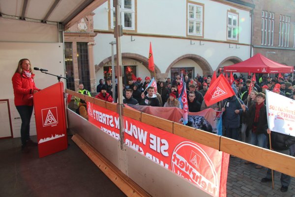 Nadine Boguslawksi spricht bei der Kundgebung vor den Streikenden der Metall- und Elektroindustrie auf dem Lemgoer Marktplatz. - © Nadine Uphoff