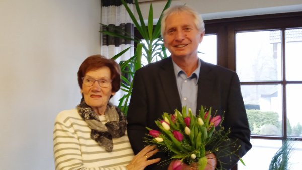 Hans Hofste ist seit 20 Jahren Vorsitzender
der SPD Hörste. Dafür gab es einen Tulpenstrauß, überreicht von Veronika Neese. - © SPD Hörste