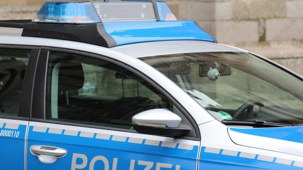 Der Fahrer konnte sich selbst aus seinem Auto befreien. Die Polizei zog seinen Führerschein ein. - © Pixabay