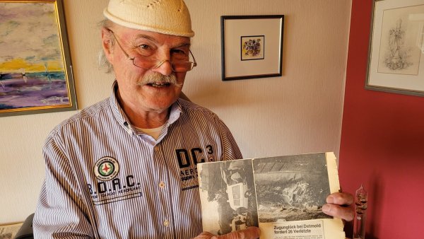 Der Zeitzeuge Rudi Mende erinnert mit einem bald 50 Jahre alten Zeitungsartikel an das Zugunglück in Detmold. - © Raffael Giebel