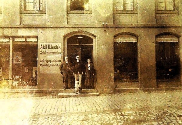 Der Ursprung von Gustav Hufendieks Bekleidungsfirma lag in den Räumen seiner väterlicher Schuhmacherwerkstatt, Hauptstraße 53 gegenüber der Alexanderkirche. Später war hier das Fotostudio Schuhmacher angesiedelt. Im Bild Vater Adolf Hufendiek, Sohn Gustav, Mutter Karoline und ihr Hund. Repro: Horst Biere/Quelle: Archiv Höltke - © Repro: Horst Biere / Quelle; Archiv Höltke