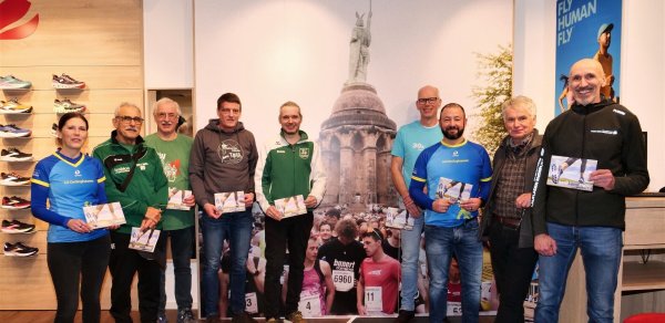 Freuen sich auf die neue Laufsaison: Nicole Pott-Papenkordt (von links, LG Oerlinghausen, Heinz Friedel, Klaus Beckmeier (beide TSVE Belle), Oliver Dunker, Dennis Mattern (beide TSV Leopoldstal), Axel Thomas (Lippe-Sommer-Serie), Pedro Assuncao (LG Oerlinghausen), Karl-Wolfgang Seithümmer (TG Lage) und Marcus Biehl vom Laufladen Endspurt. - © Jörg Hagemann