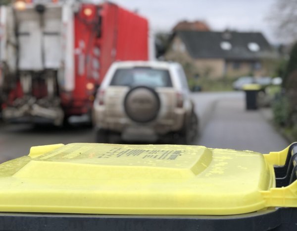 Der Plastikmüll wird in Lemgo abgefahren. Mitunter mussten die Müllwagen dabei auch rückwärts in Straßen hinein. Das darf nicht mehr sein. - © Archivfoto: Till Brand