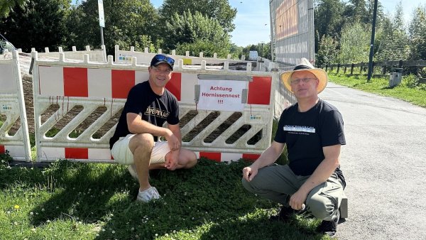 Michael Nolting (links) und Jürgen Badtke vor dem neuen Schutz am Hornissennest am Wall. - © Fotorechte: Michael Nolting