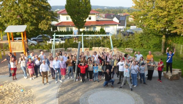 Schüler, Lehrer und Eltern freuen sich über den neuen Spielplatz auf dem Schulhof der Schule am Teutoburger Wald. - © Schule am Teutoburger Wald