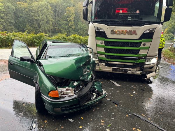Ein Auto und ein Lkw sind auf der B238 zusammengestoßen. - © Freitag TV