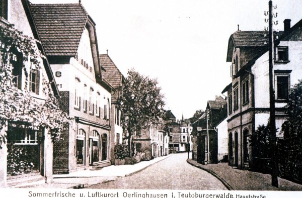 Die Hauptstraße um 1910. Das Geschäft mit Drucksachen, Ansichtskarten und Souvenirs lief gut im Haus Blume (2. Haus links) – schon zu Kaisers Zeiten. Foto: Repro: Horst Biere / Quelle: Archiv Werner Höltke - © Repro: Horst Biere / Quelle: Archiv Werner Höltke