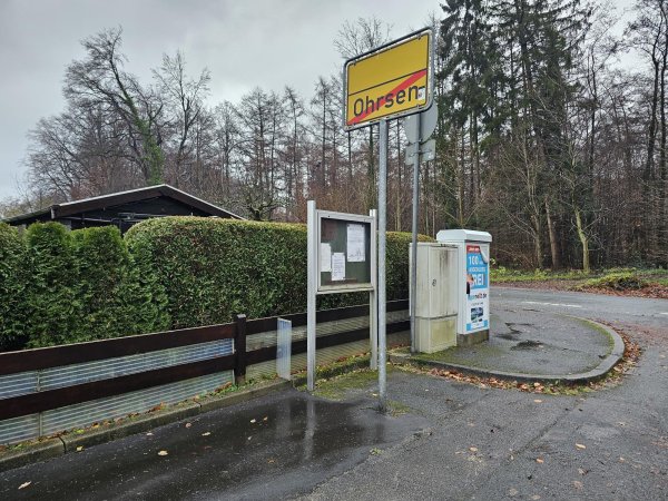 Wenn man aus dem Heidknapp kommt, fährt man aus Ohrsen raus - zumindest, wenn man dem Schild glaubt. An der Stelle stand übrigens das alte Bushaltehäuschen, jetzt ist die Haltestelle direkt an die Ortsdurchfahrt verlegt worden - ohne Unterstand. - © Astrid Sewing