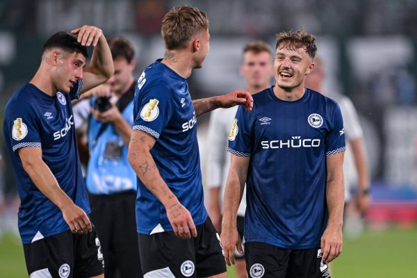 Lachender Dritter, oder Vierter? Außenverteidiger Felix Hagmann (r.) hat beste Chancen, in der DSC-Startelf gegen Magdeburg zu stehen. - © Teresa Kröger