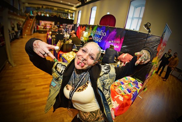Tattoos, Piercing, Branding - die 4. Tattoo-Comvention hatte viel zu bieten. - © Nicole Ellerbrake