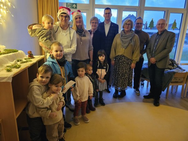 Dagmar Bahra (von links) und Iris Lukas leiten die beiden AWO-Einrichtungen in der Lindenstraße und den neuen Standort in Hardissen. Bei der offiziellen Eröffnung sind Barbara Kalkreuter (Präsidium AWO-OWL) ihr Sohn, Bürgermeister Matthias Kalkreuter, Katrin Winter (Fachgruppe Jugend), Architekt Sebastian Ernst und Beigeordneter Frank Rayczik dabei. - © Astrid Sewing