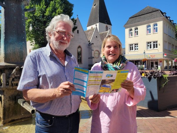 Helmut Behnisch und Martina Hannen sind politisch nicht immer einer Meinung, aber die Liberale und der Grüne ziehen bei Fairtrade seit Jahren an einem Strang - und verstehen sich glänzend. - © Astrid Sewing