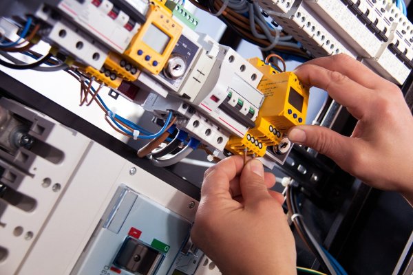Das verarbeitende Gewerbe in Lippe meldet sinkende Umsätze. Besonders hart betroffen ist laut IHK die Elektroindustrie. - © Symbolbild Pixabay