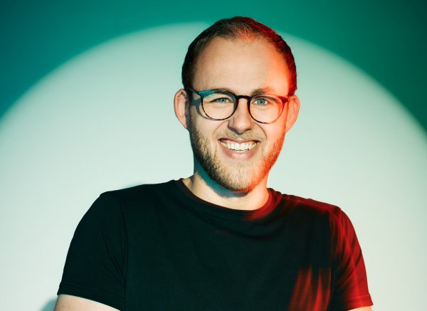 Sven Bensmann ist mit seinem Programm "Yes we Sven!" am 7. März in der Stadthalle Detmold zu sehen. - © Marvin Ruppert