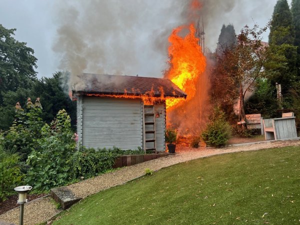 Diese Sauna stand in Bösingfeld in Flammen. - © Löschzug Bösingfeld