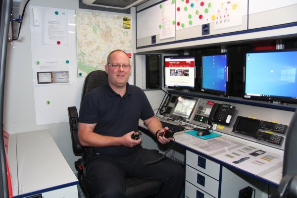 Benjamin Brinkmeyer ist neuer Leiter der Feuerwehr Lage. In der mobilen Einsatzzentrale ist er per Handy jederzeit erreichbar.  - © Cordula Gröne(LZ)