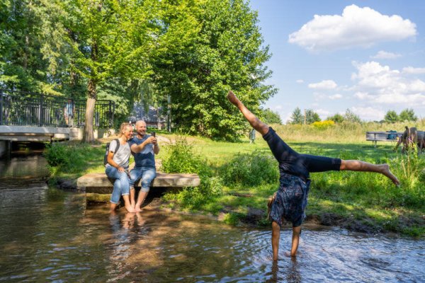 Spaß in der Natur am Krollbach bei Hövelhof. Familien wissen diese Dinge in OWL sehr zu schätzen. - © Teutoburger Wald Tourismus Patrick Gawandtka