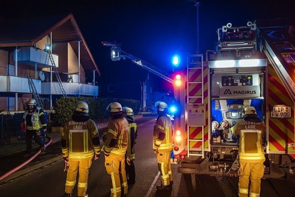 Ein Feuer hat in einem Mehrfamilienhaus in Billinghausen großen Schaden angerichtet. Die Polizei geht von fahrlässiger Brandstiftung aus. - © Freitag TV