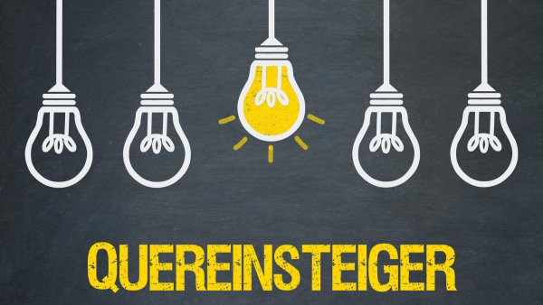 Beruflich neue Wege gehen: Quereinsteiger sind oft eine Bereicherung in Unternehmen, weil sie einen neuen Blickwinkel mitbringen. - © magele-picture - stock.adobe.com