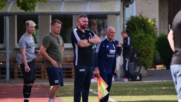 TBV-Trainer Mathias Wellmann (Mitte) wird unterstützt durch Gerrit Barthelmeus (links) und Betreuer Pino Castagna (rechts). - © Jörg Hagemann