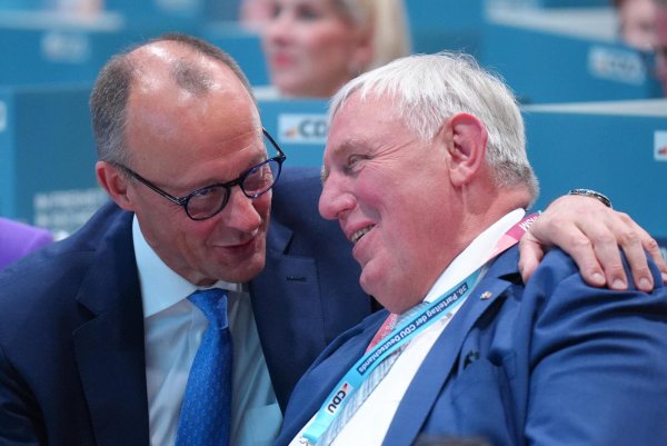 CDU-Chef Friedrich Merz will am Montag vorstellen, welche Personen seinem nächsten Bundeskabinett angehören werden. Karl-Josef Laumann (r.) wird wohl nicht dazu gehören. - © picture alliance / Flashpic