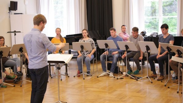 Sängerinnen und Sänger der Banda Vocale bei der Probe. - © Hochschule für Musik Detmold/Plettenberg