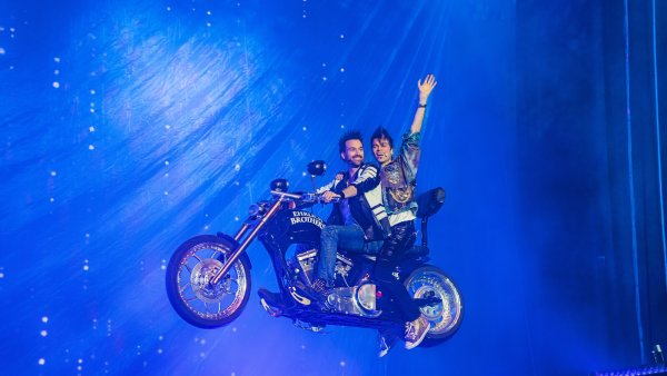 Sie werden nicht - wie hier in einer ihrer Shows - mit dem Motorrad fliegen - aber der Flug in die USA steht für Andreas und Chris Ehrlich fest im Jahresprogramm. Im Herbst soll ihre Tour dort entlang der Ostküste starten. - © Ralph Larmann