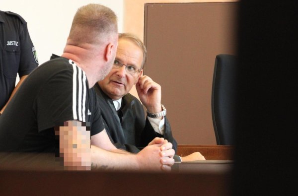 Rechtsanwalt Axel Isermann aus Enger stellt am zweiten Prozesstag noch einige Beweisanträge für seinen Mandanten (44). Aus Sicht des Verteidigers kann man dem angeklagten Salzufler kein versuchtes Tötungsdelikt nachweisen. - © Janet König