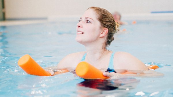 Schwimmen in Sole kann Teil einer ambulanten Badekur sein. - © Staatsbad Salzuflen