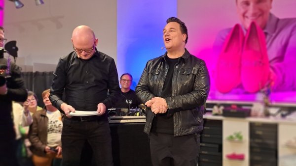 Guido Maria Kretschmar (rechts, mit Christian Böhm, im Hintergrund DJ Mino) schäkert von der Bühne aus mit dem Publikum. - © Carolin Brokmann-Förster