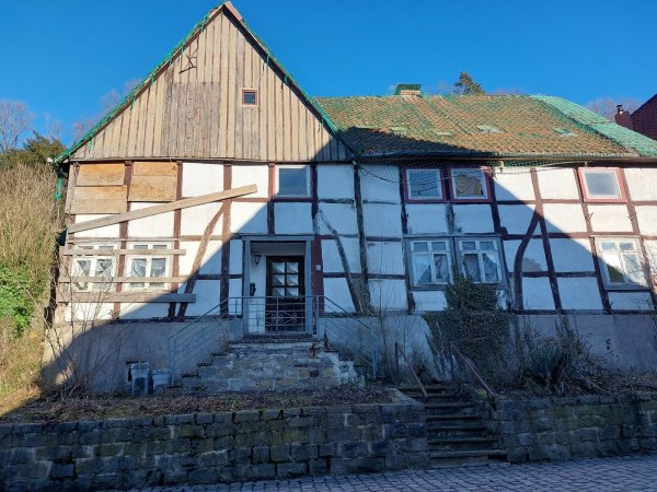 Das marode Haus in der Alten Torstraße wird abgerissen. - © Michaela Weiße
