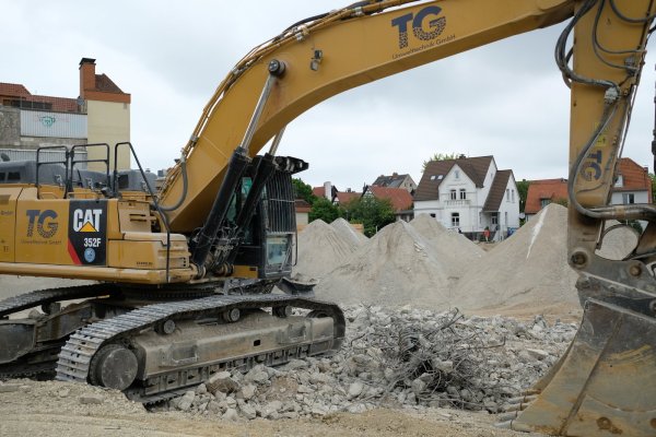 Ausnahmsweise steht der Bagger mal still – ansonsten wird am Hornschen Tor schwer gearbeitet. Die Belastungen für die Anlieger sind groß – sollen aber dadurch reduziert werden. - © Sven Koch(LZ)
