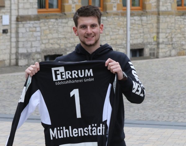 Mit dem Drittliga-Trikot auf dem Oerlinghauser Rathausplatz: Timon Mühlenstädt, Torhüter des Teams HandbALL. - © Oliver König