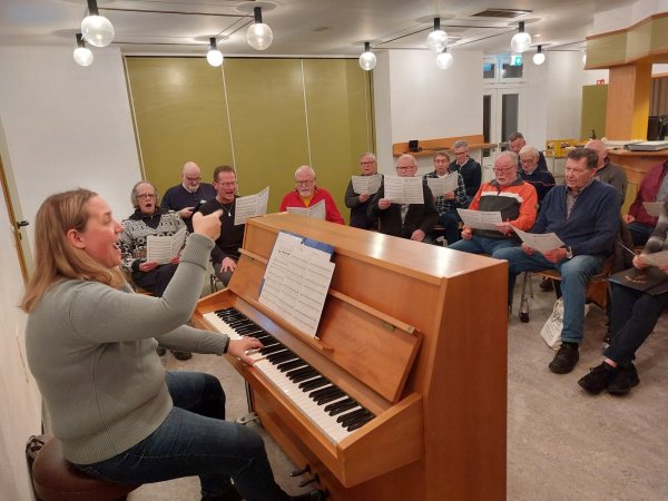 Katrin Leykauf ist die erste Frau in der 100-jährigen Geschichte des MGV Donop. Seit einem Jahr gibt sie als Chorleiterin den Männern den Takt an. - © Michaela Weiße